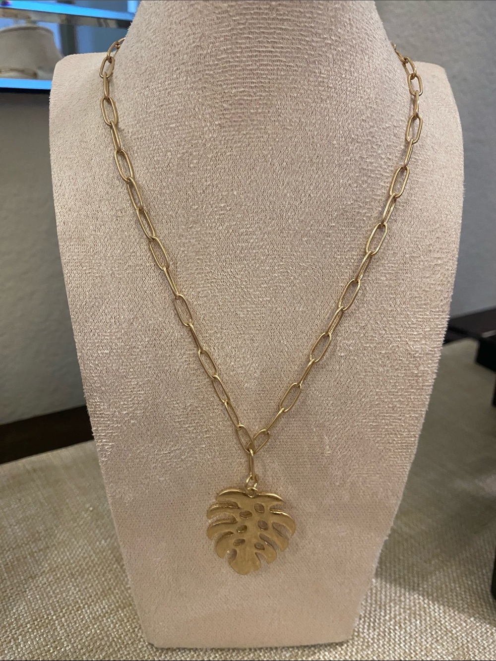 Bella Canvas Gold Monstera Leaf Pendant Chain Necklace